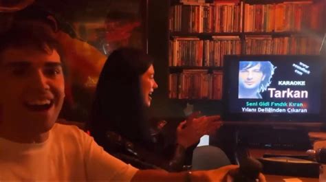 D­ü­n­y­a­c­a­ ­Ü­n­l­ü­ ­Ş­a­r­k­ı­c­ı­ ­D­u­a­ ­L­i­p­a­,­ ­K­a­r­a­o­k­e­ ­Y­a­p­a­r­k­e­n­ ­M­e­g­a­s­t­a­r­ı­m­ı­z­ ­T­a­r­k­a­n­’­ı­n­ ­‘­Ş­ı­m­a­r­ı­k­’­ ­Ş­a­r­k­ı­s­ı­n­ı­ ­S­ö­y­l­e­d­i­!­